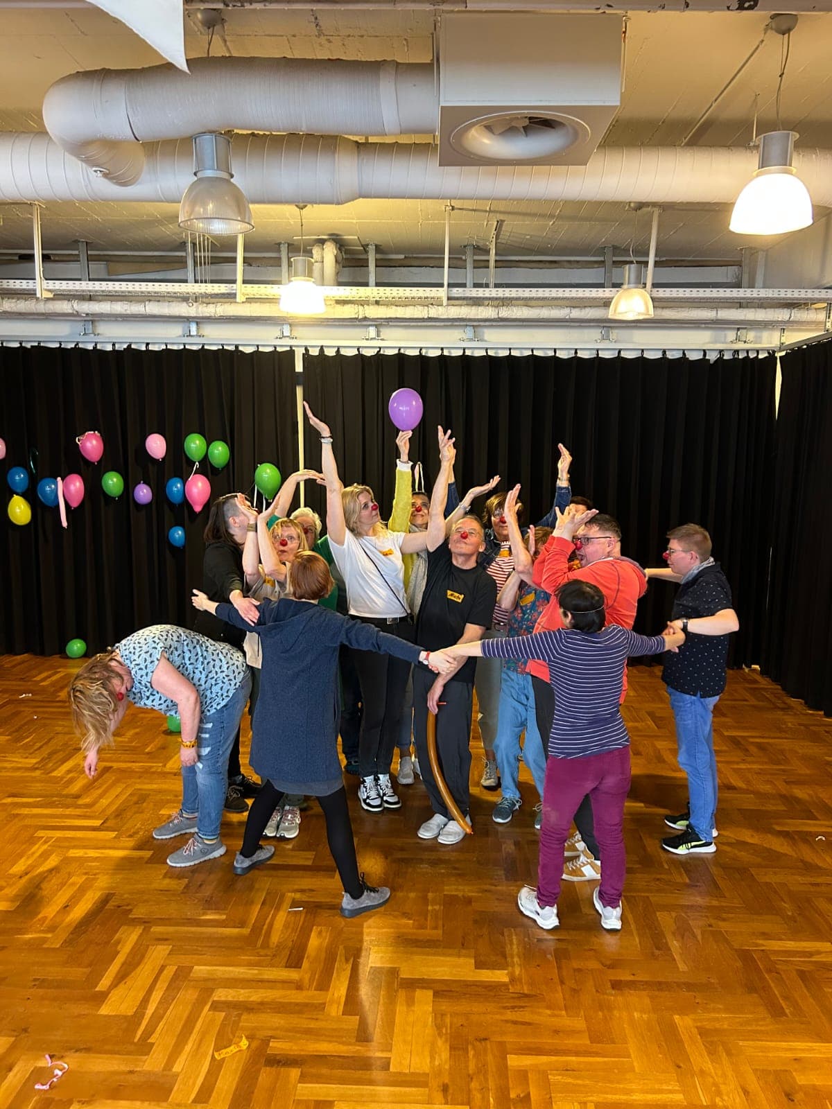 Gruppe bei einer gemeinsamen Übung zum Clownbewusstsein